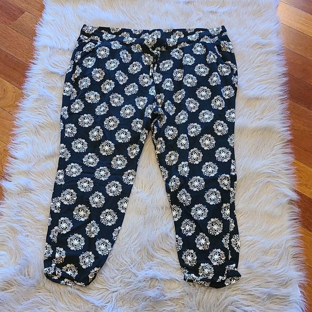 Old navy womens black and white lightweight rayon jogger capris